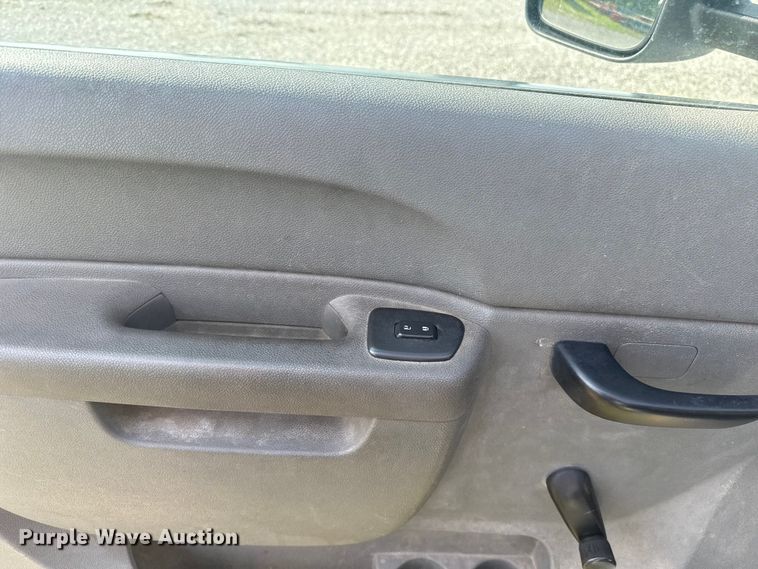 image for item ET6250 2013 Chevrolet Silverado 1500 pickup truck