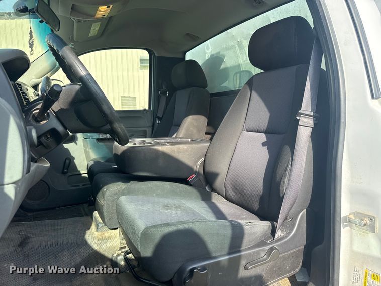 image for item ET6250 2013 Chevrolet Silverado 1500 pickup truck