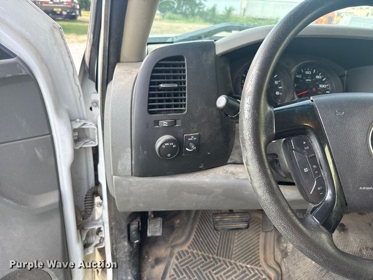 image for item ET6250 2013 Chevrolet Silverado 1500 pickup truck