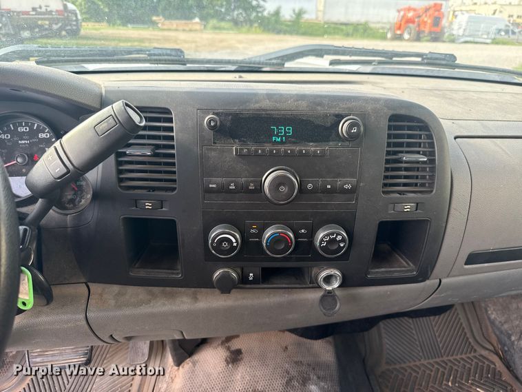 image for item ET6250 2013 Chevrolet Silverado 1500 pickup truck