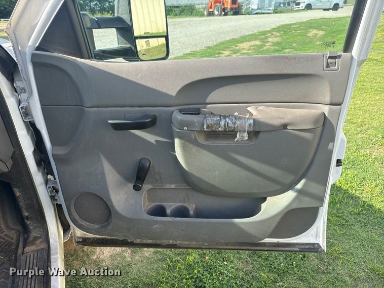 image for item ET6250 2013 Chevrolet Silverado 1500 pickup truck