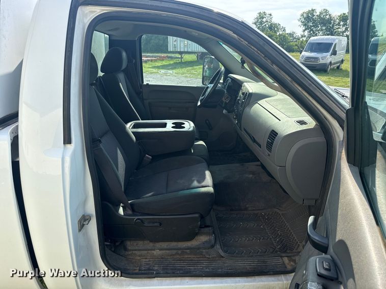 image for item ET6250 2013 Chevrolet Silverado 1500 pickup truck