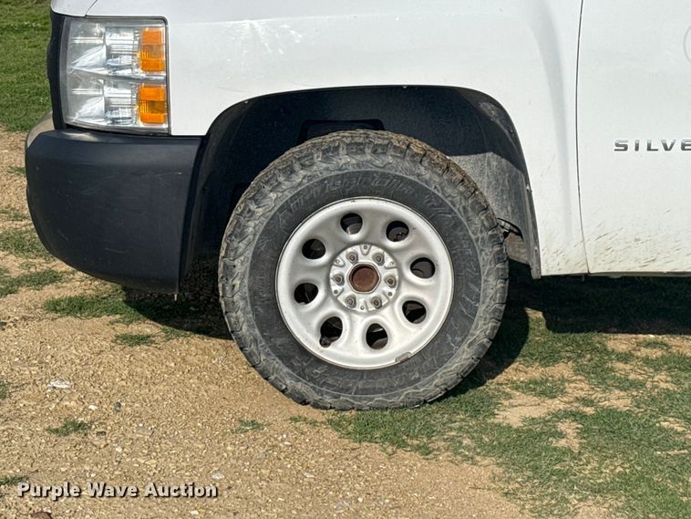 image for item ET6250 2013 Chevrolet Silverado 1500 pickup truck