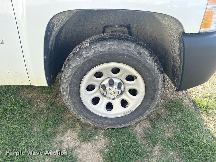 image for item ET6250 2013 Chevrolet Silverado 1500 pickup truck