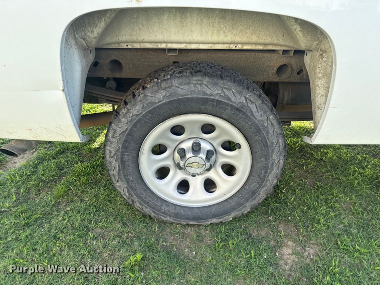 image for item ET6250 2013 Chevrolet Silverado 1500 pickup truck