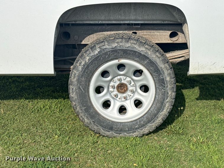 image for item ET6250 2013 Chevrolet Silverado 1500 pickup truck