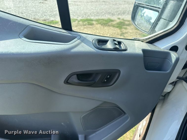 image for item ET6251 2018 Ford Transit 250 van