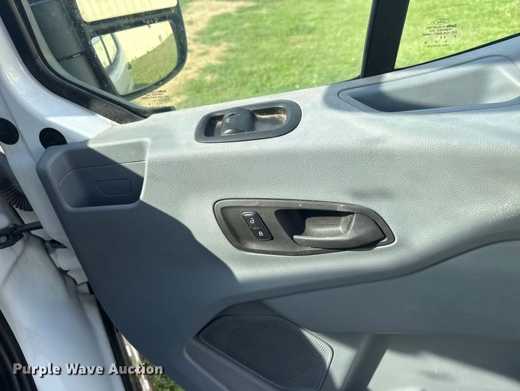 image for item ET6251 2018 Ford Transit 250 van
