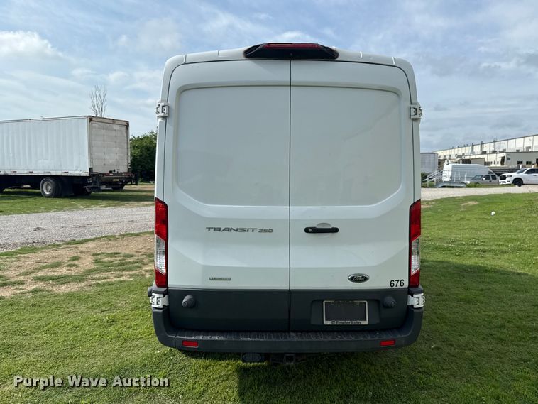 image for item ET6252 2018 Ford Transit 250 van