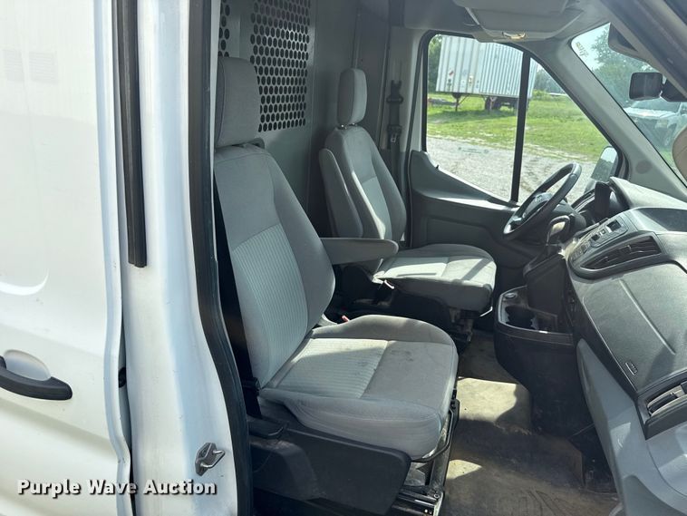 image for item ET6252 2018 Ford Transit 250 van