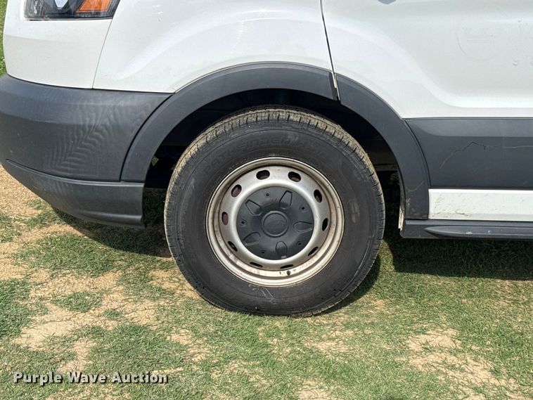 image for item ET6252 2018 Ford Transit 250 van