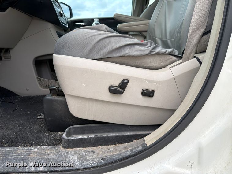 image for item ET6253 2013 Dodge Grand Caravan van