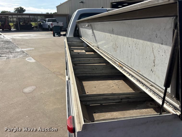 image for item EU5567 2015 Ford F250 Super Duty Ext. Cab flatbed pickup truck