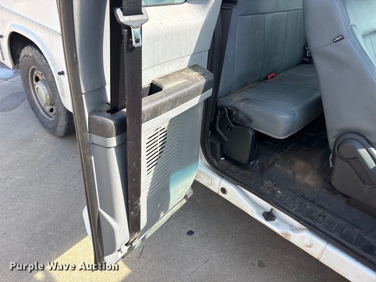 image for item EU5567 2015 Ford F250 Super Duty Ext. Cab flatbed pickup truck