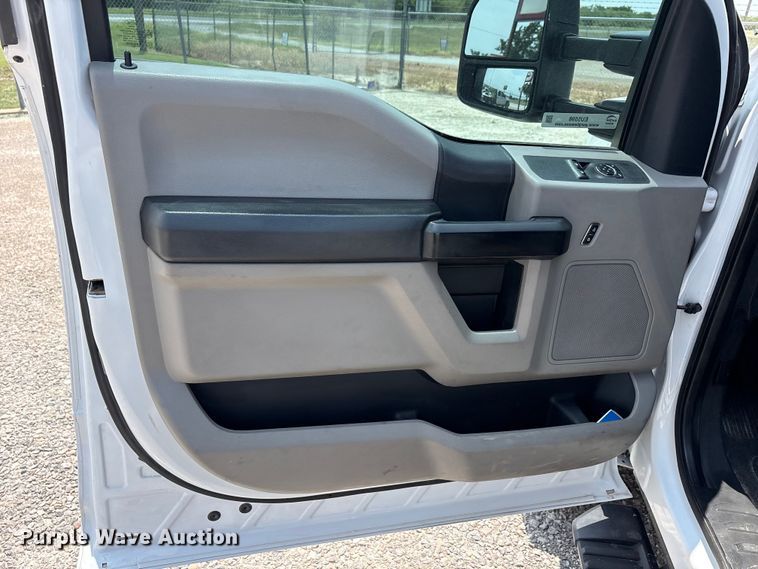 image for item EU5598 2019 Ford F550 Super Duty truck cab and chassis