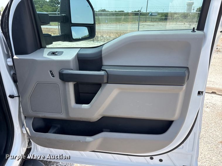 image for item EU5598 2019 Ford F550 Super Duty truck cab and chassis