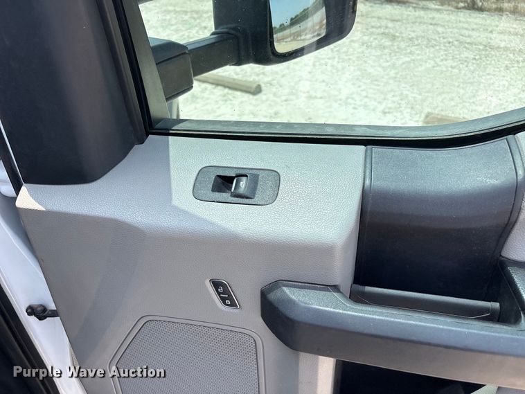 image for item EU5598 2019 Ford F550 Super Duty truck cab and chassis