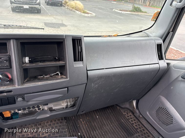 image for item EU8689 2015 Isuzu NPR box truck