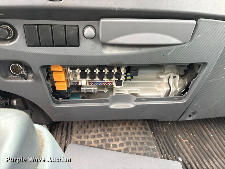 image for item EU8689 2015 Isuzu NPR box truck