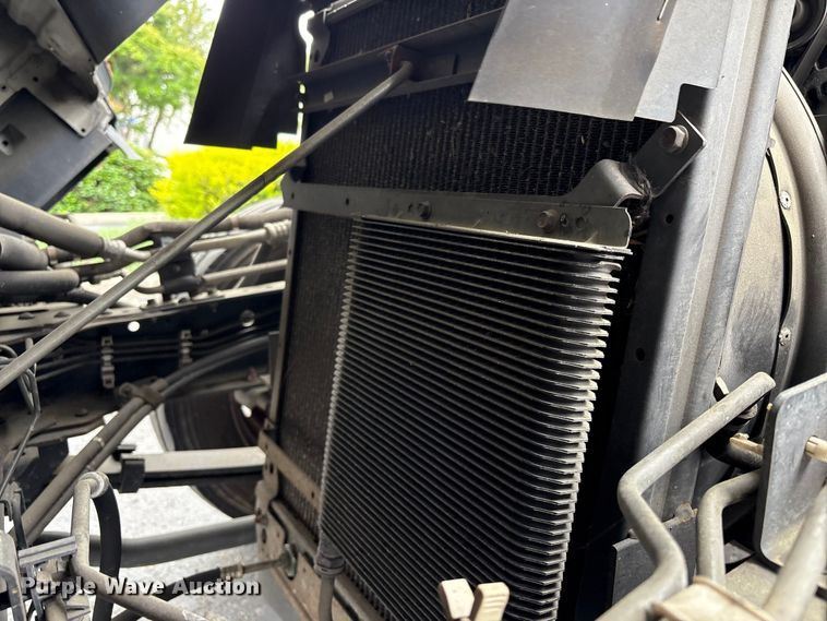 image for item EU8689 2015 Isuzu NPR box truck
