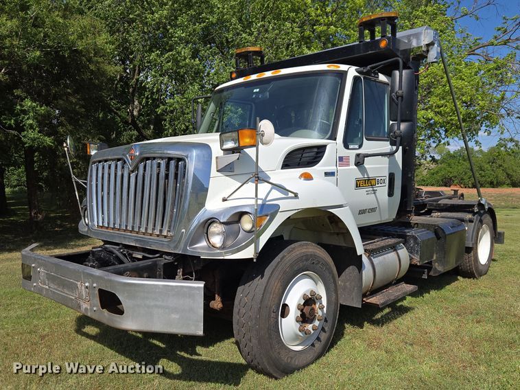 image for item EW0121 2012 International 7400 hook lift truck