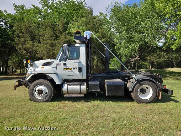image for item EW0121 2012 International 7400 hook lift truck