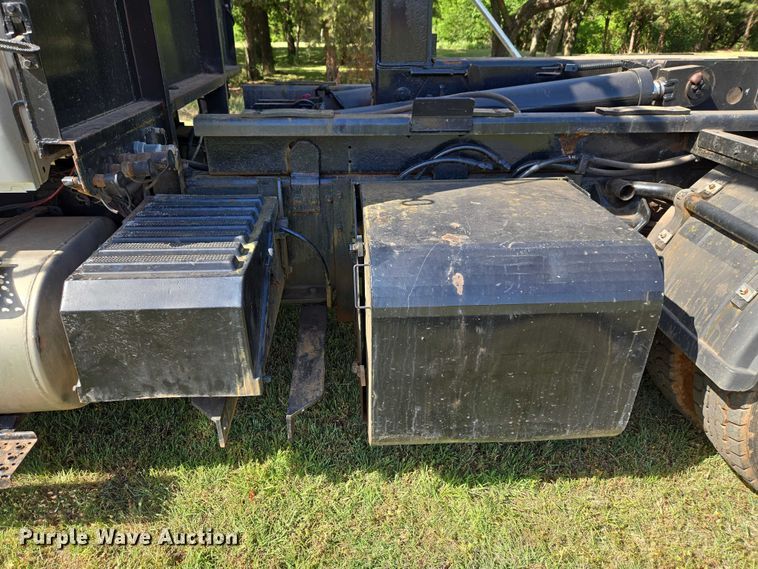 image for item EW0121 2012 International 7400 hook lift truck