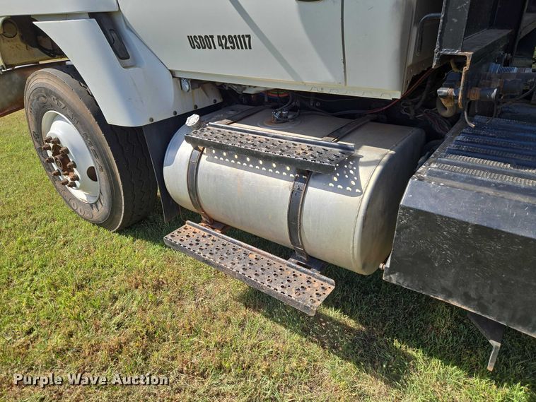 image for item EW0121 2012 International 7400 hook lift truck