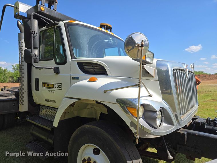 image for item EW0121 2012 International 7400 hook lift truck