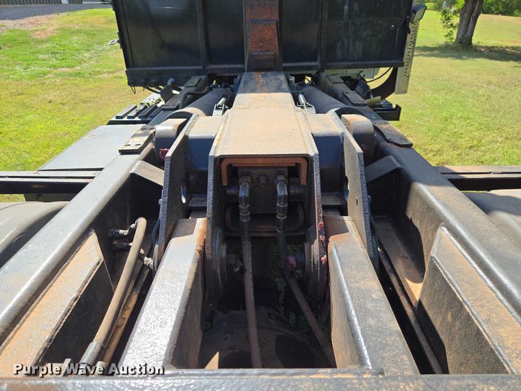 image for item EW0121 2012 International 7400 hook lift truck