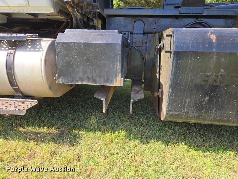 image for item EW0121 2012 International 7400 hook lift truck
