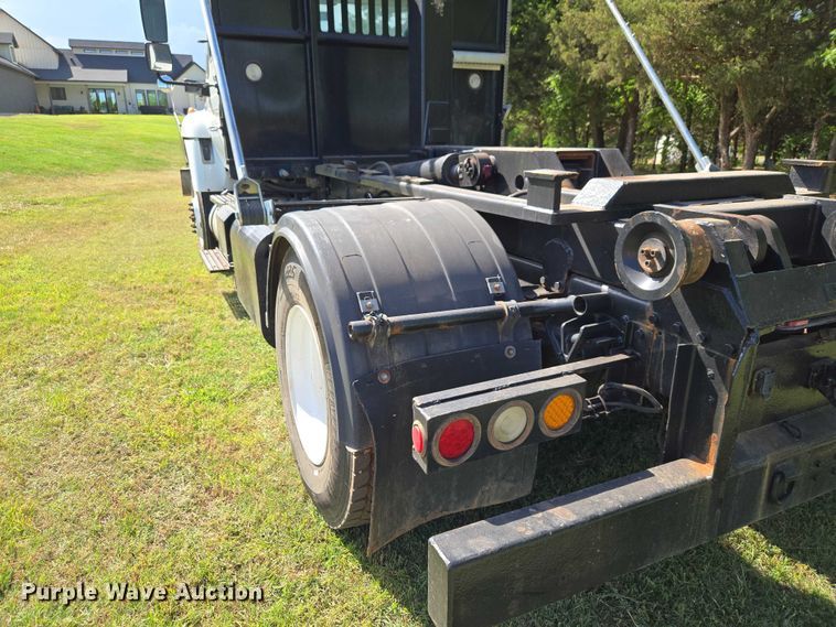 image for item EW0121 2012 International 7400 hook lift truck