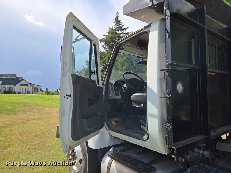 image for item EW0121 2012 International 7400 hook lift truck