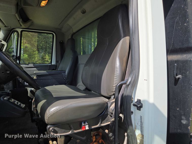 image for item EW0121 2012 International 7400 hook lift truck