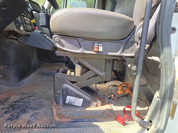 image for item EW0121 2012 International 7400 hook lift truck