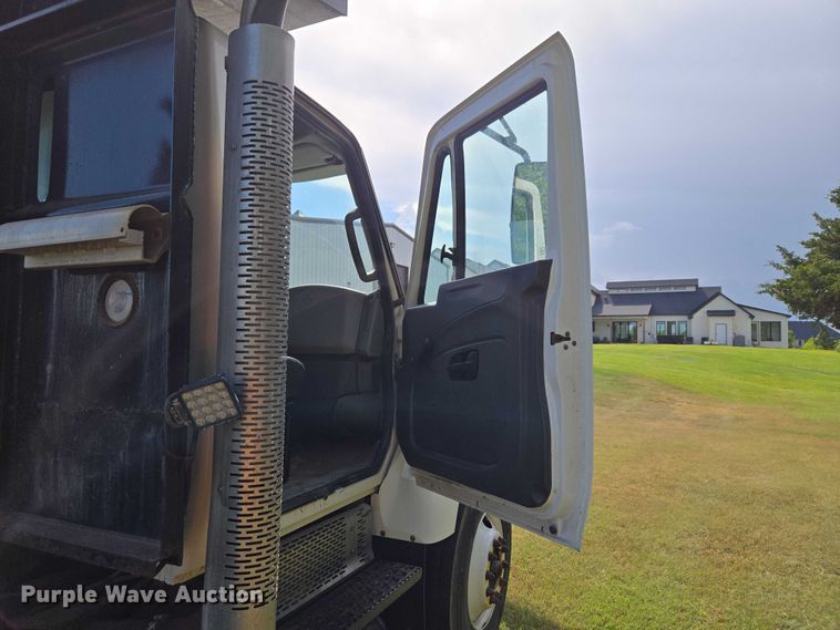 image for item EW0121 2012 International 7400 hook lift truck
