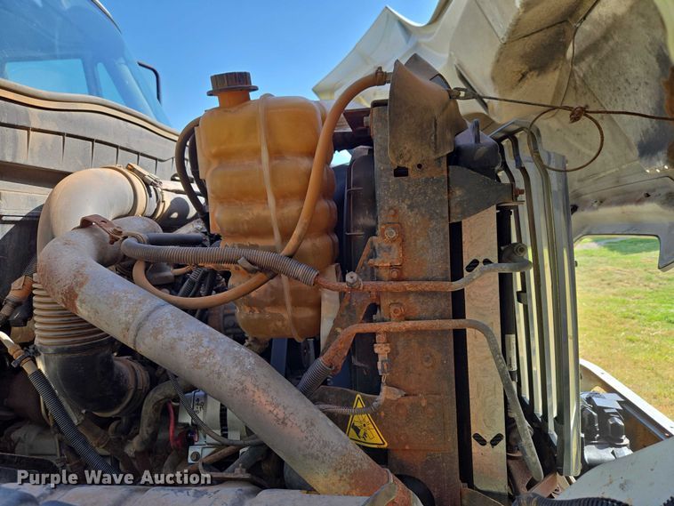 image for item EW0121 2012 International 7400 hook lift truck