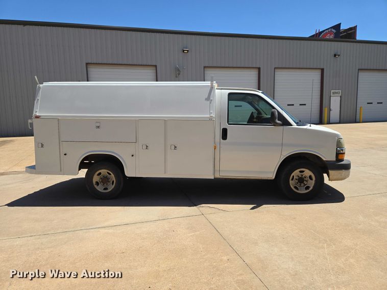 image for item EW0140 2003 Chevrolet Express utility van