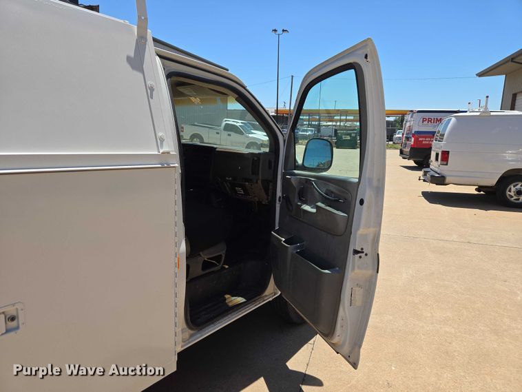 image for item EW0140 2003 Chevrolet Express utility van