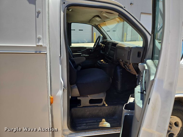 image for item EW0140 2003 Chevrolet Express utility van