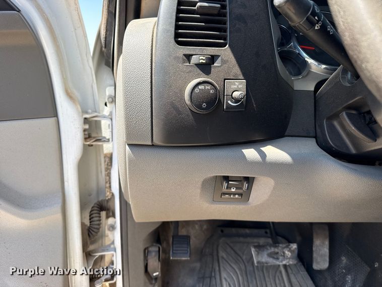 image for item EW4586 2013 Chevrolet Silverado 2500HD Crew Cab pickup truck