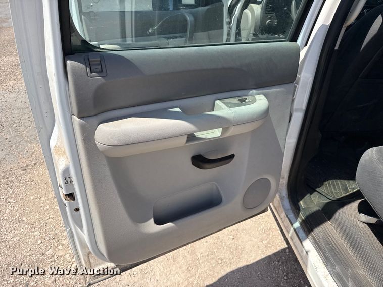 image for item EW4586 2013 Chevrolet Silverado 2500HD Crew Cab pickup truck