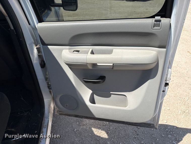 image for item EW4586 2013 Chevrolet Silverado 2500HD Crew Cab pickup truck