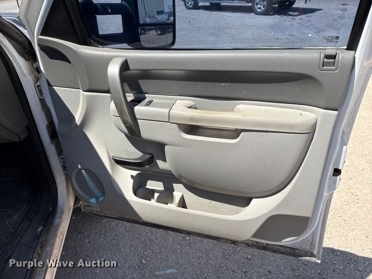 image for item EW4586 2013 Chevrolet Silverado 2500HD Crew Cab pickup truck