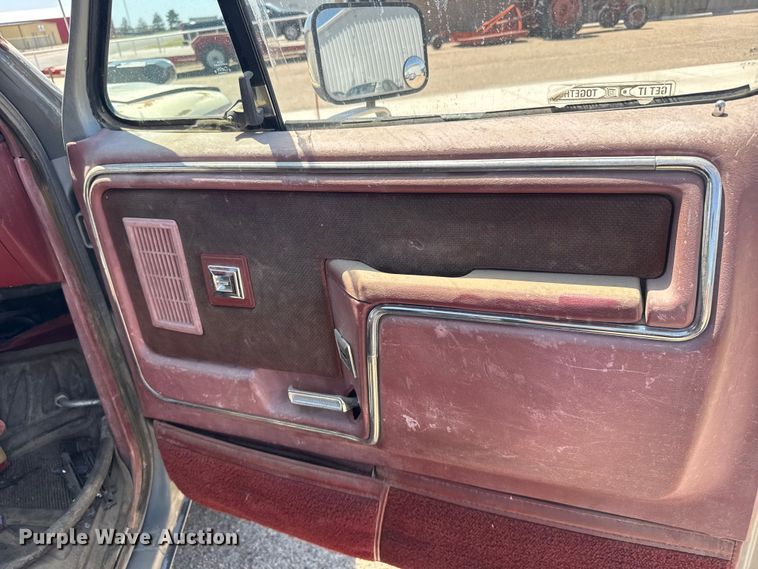 image for item FB7400 1986 Ford F250 pickup truck