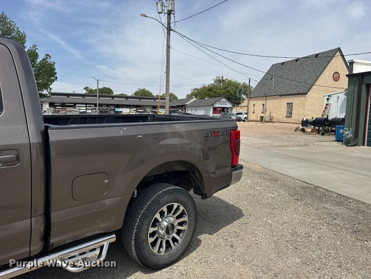 image for item FB7407 2021 Ford F-250 Crew Cab pickup truck