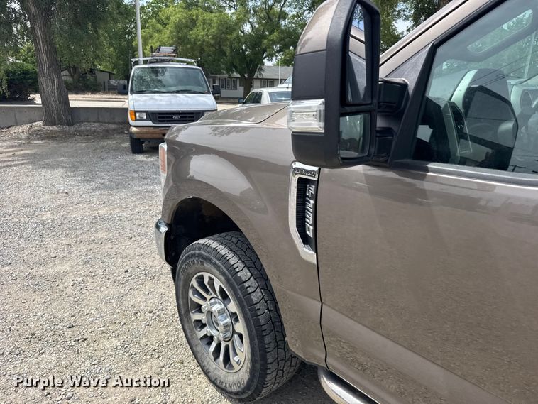 image for item FB7407 2021 Ford F-250 Crew Cab pickup truck