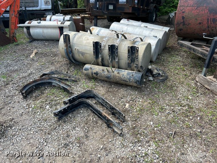 image for item FC2653 (4) Kenworth fuel tanks