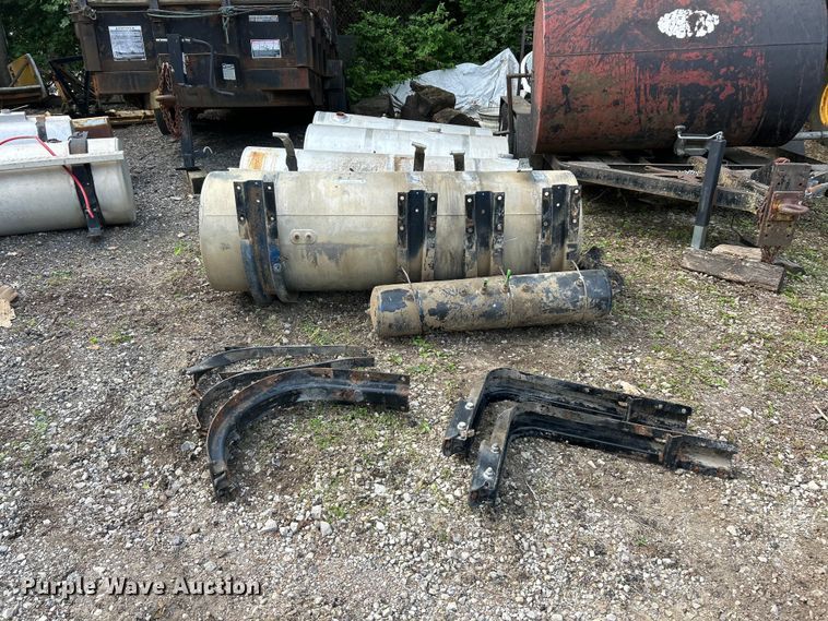 image for item FC2653 (4) Kenworth fuel tanks