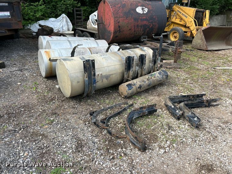 image for item FC2653 (4) Kenworth fuel tanks